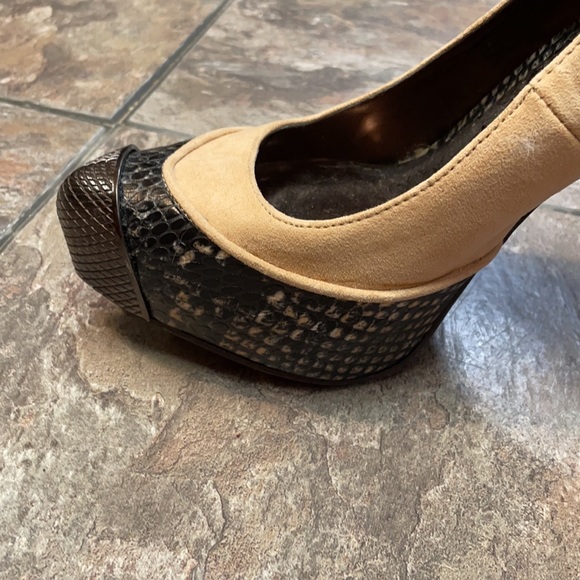 Tan and snake print high heel - Picture 7 of 9